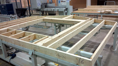 Fabrication de panneaux et composantes pr&eacute;fabriqu&eacute;es